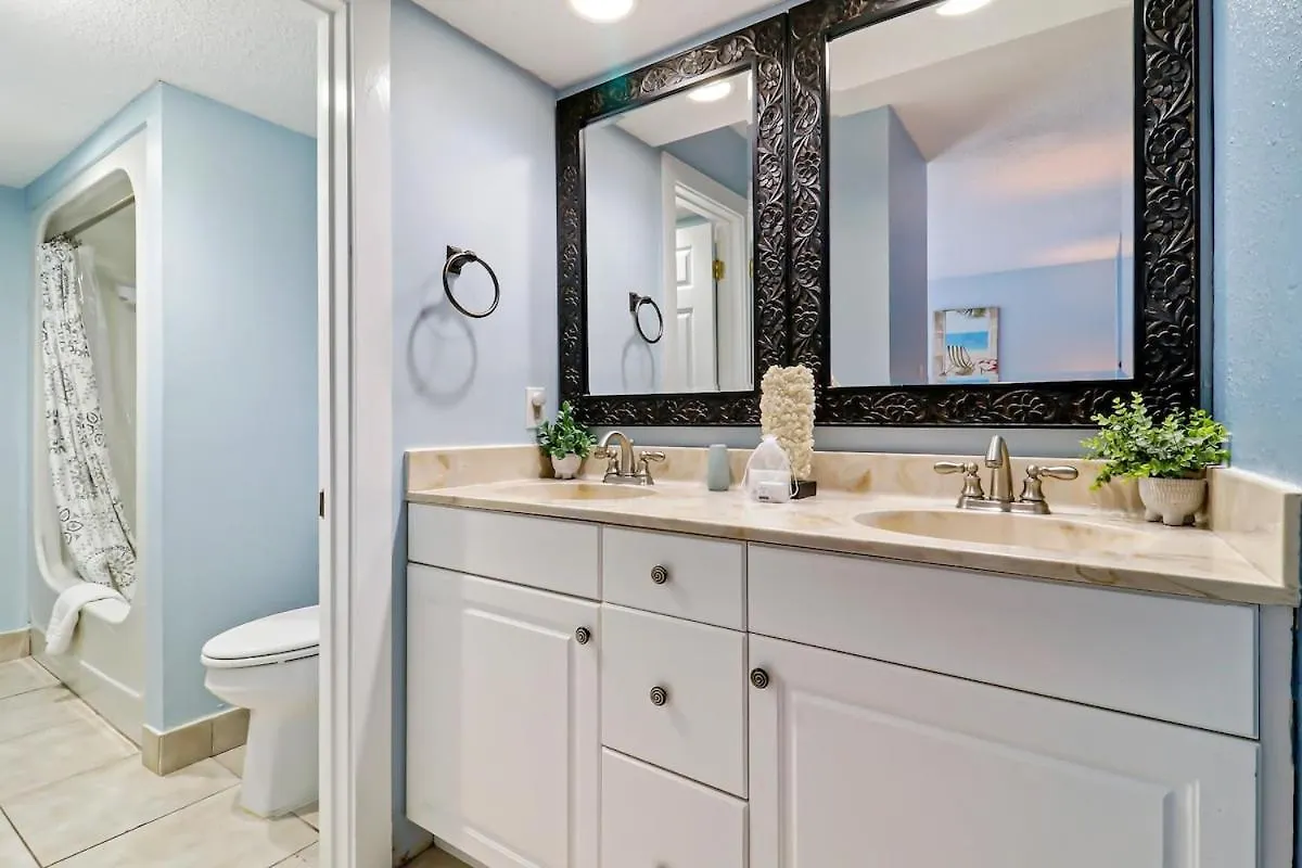 Beautifully Updated 3 Bed 3 Bath Xanadu One Block To The Holiday home