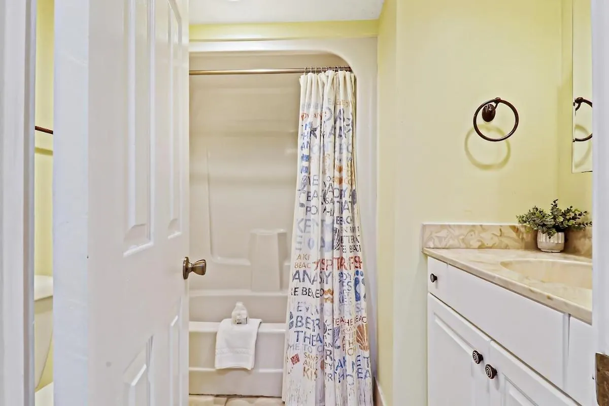 Holiday home Beautifully Updated 3 Bed 3 Bath Xanadu One Block To The