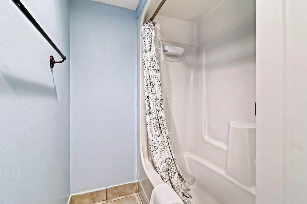 Beautifully Updated 3 Bed 3 Bath Xanadu One Block To The Hilton Head Island