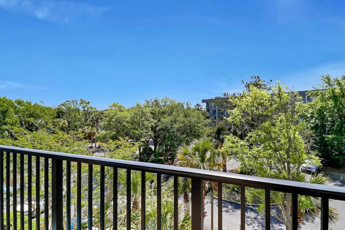 Beautifully Updated 3 Bed 3 Bath Xanadu One Block To The Holiday home *