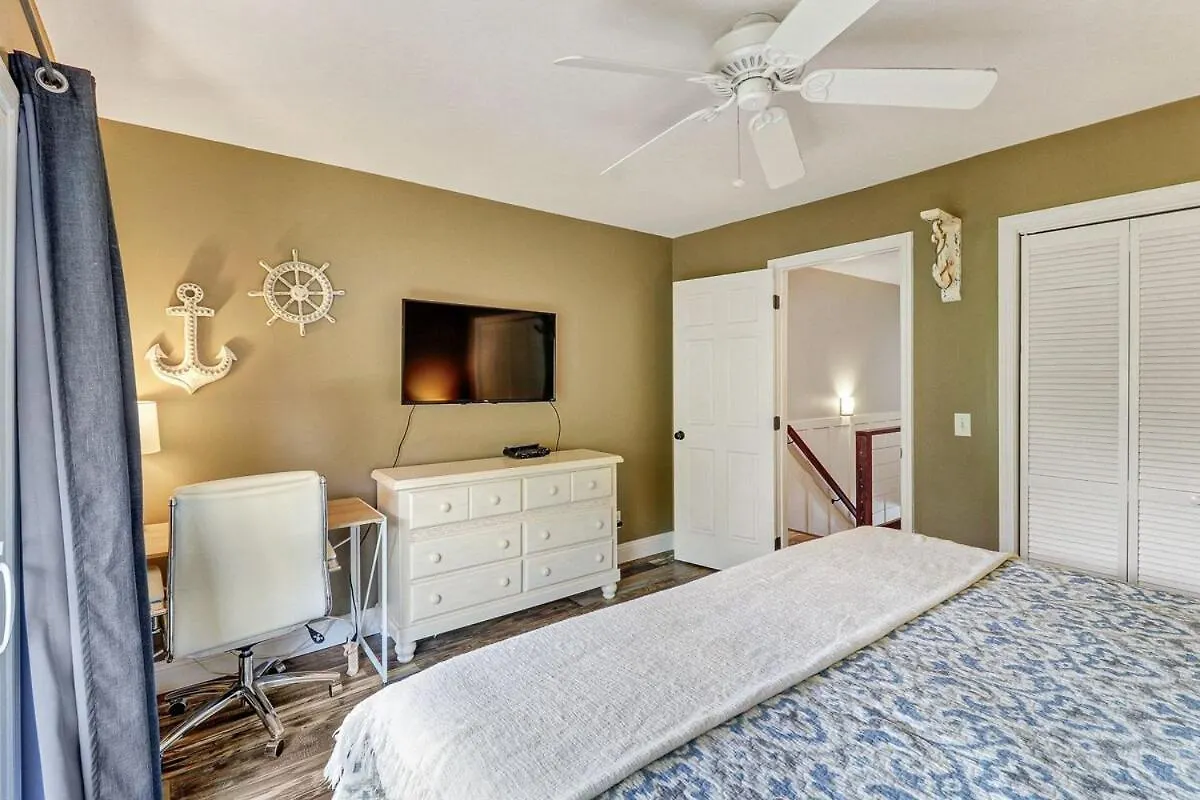 Coligny 2 Bd 2 & One Half Bath With Pool-walk To 13cv Holiday home *
