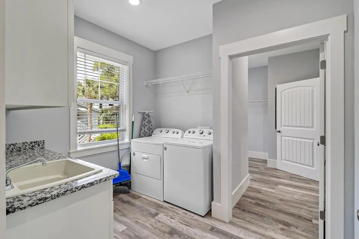 7 Bed 6 And One Half Bath With Private Pool & Private Access Holiday home *