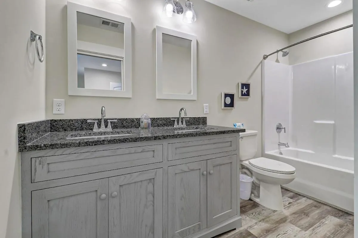 7 Bed 6 And One Half Bath With Private Pool & Private Access