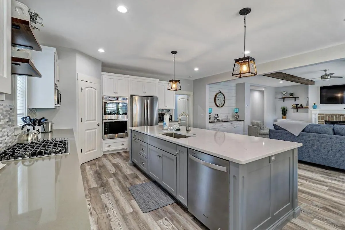 7 Bed 6 And One Half Bath With Private Pool & Private Access