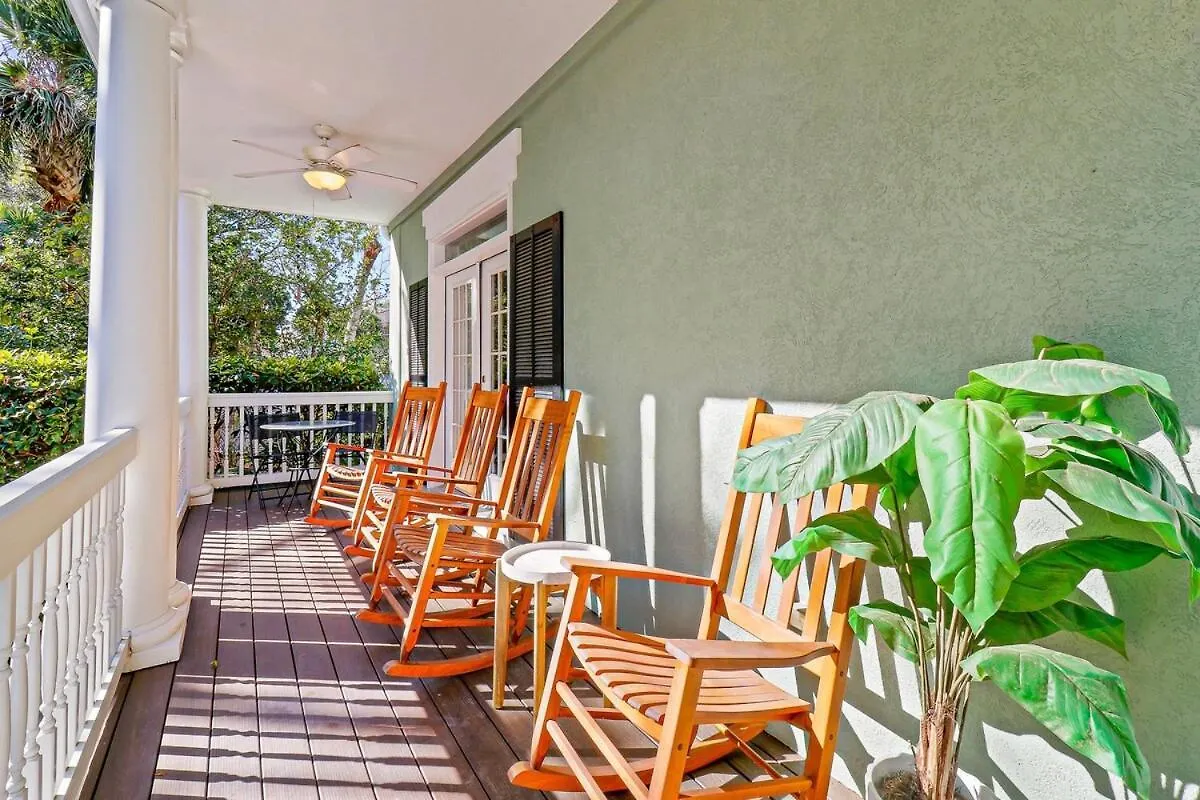 6 Bd 4 And One Half Bath Family Friendly With Heated Pool Just A Block To The *