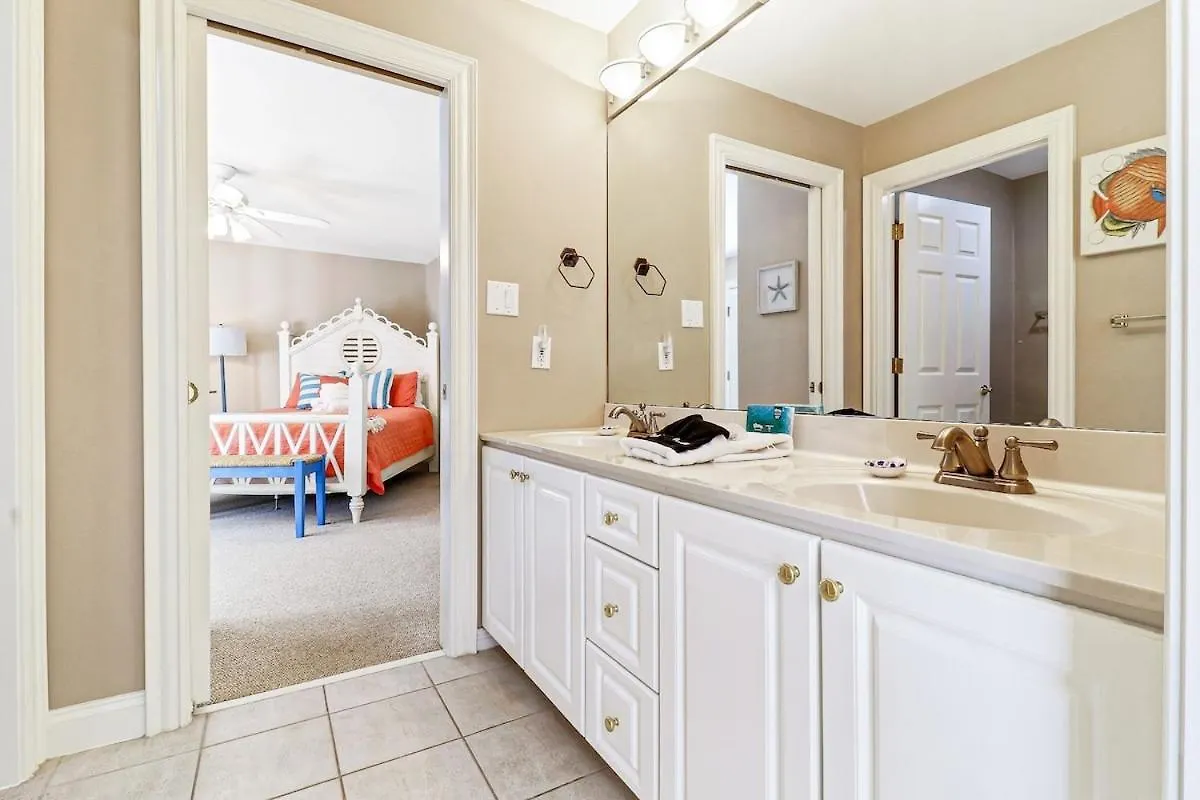 Holiday home 6 Bd 4 And One Half Bath Family Friendly With Heated Pool Just A Block To The Hilton Head Island