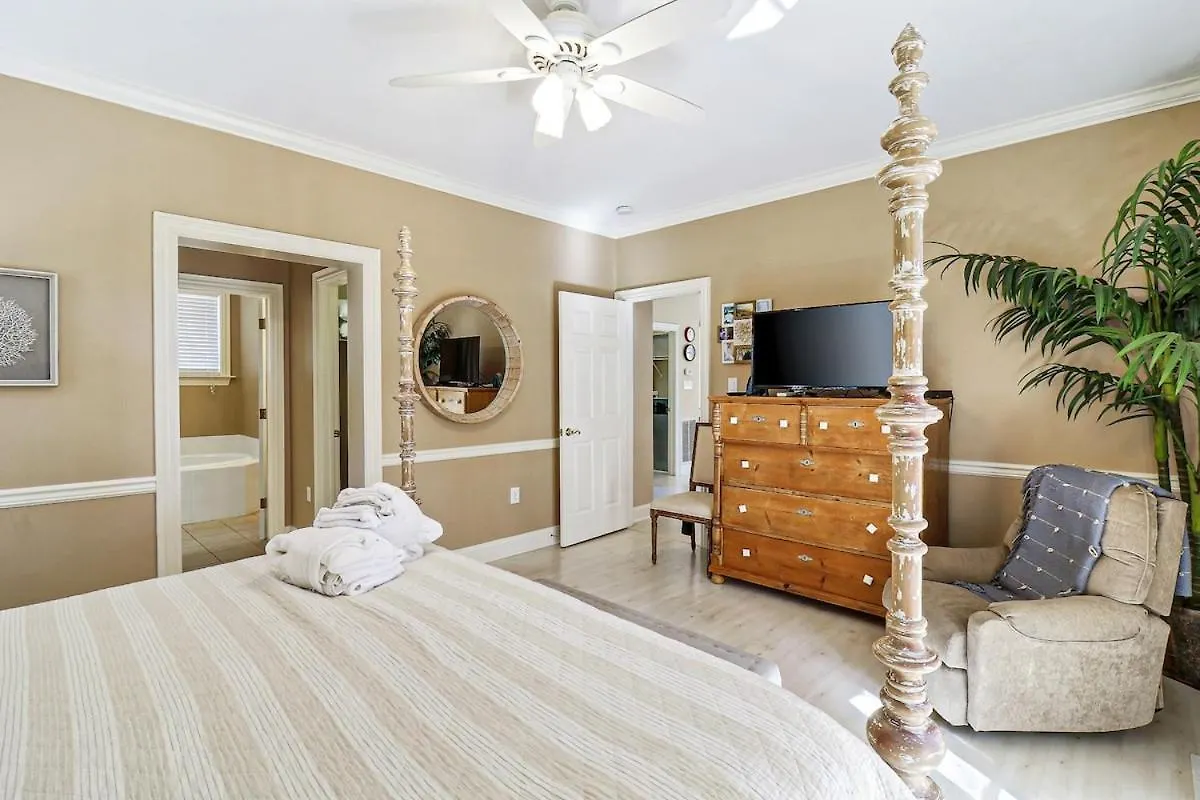 Holiday home 6 Bd 4 And One Half Bath Family Friendly With Heated Pool Just A Block To The *