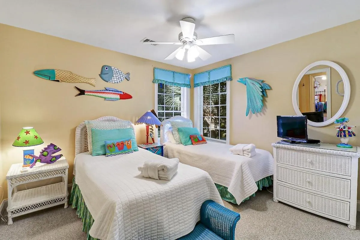 Holiday home 6 Bd 4 And One Half Bath Family Friendly With Heated Pool Just A Block To The Hilton Head Island