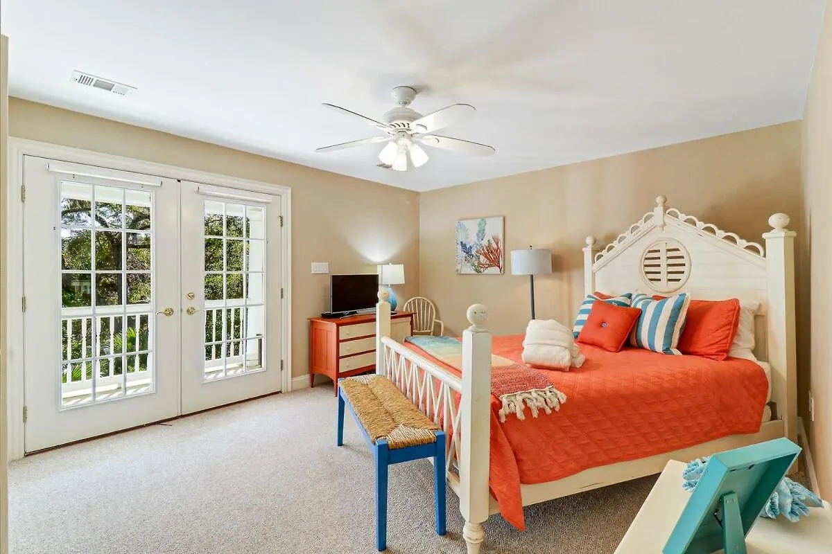 6 Bd 4 And One Half Bath Family Friendly With Heated Pool Just A Block To The