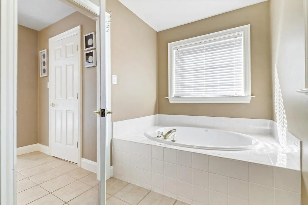 Holiday home 6 Bd 4 And One Half Bath Family Friendly With Heated Pool Just A Block To The