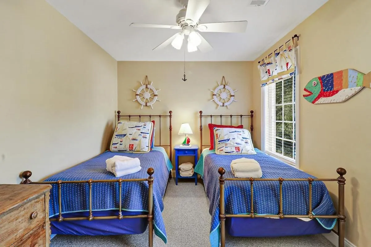 6 Bd 4 And One Half Bath Family Friendly With Heated Pool Just A Block To The Holiday home *