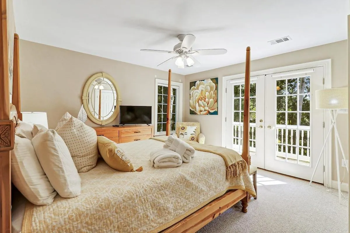 6 Bd 4 And One Half Bath Family Friendly With Heated Pool Just A Block To The Hilton Head Island