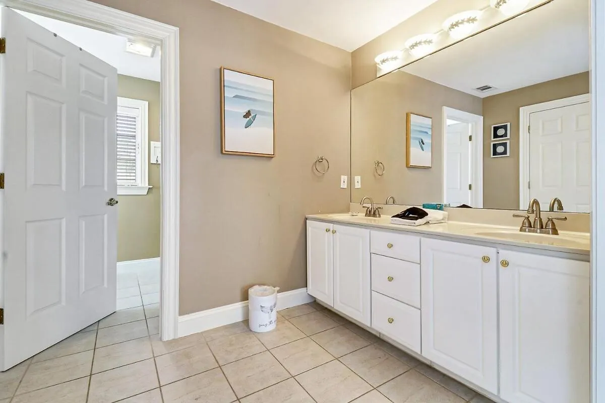 Holiday home 6 Bd 4 And One Half Bath Family Friendly With Heated Pool Just A Block To The *