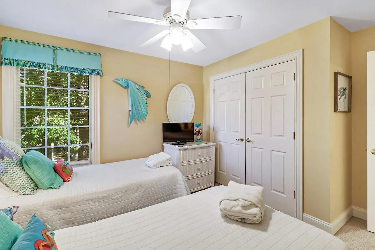 6 Bd 4 And One Half Bath Family Friendly With Heated Pool Just A Block To The *