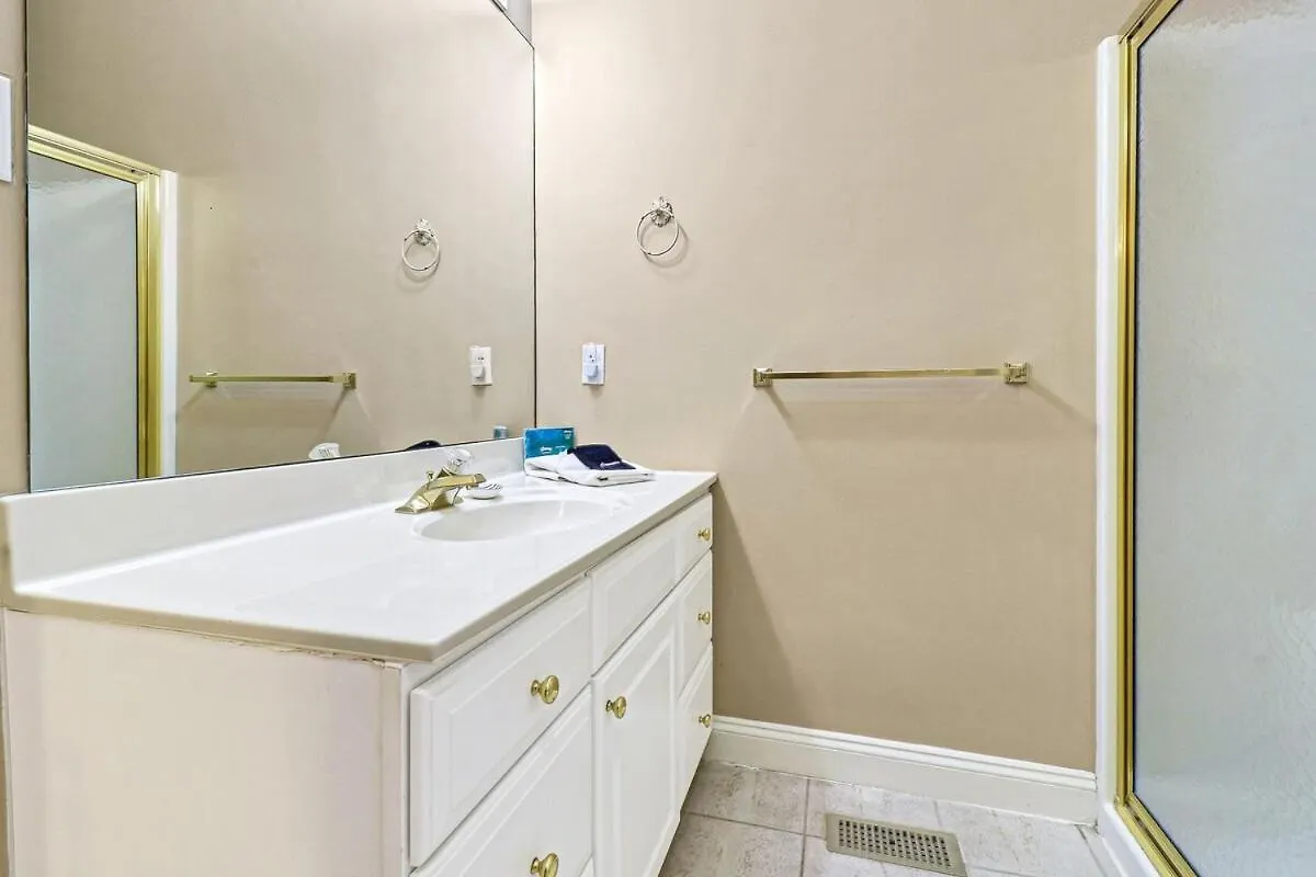 6 Bd 4 And One Half Bath Family Friendly With Heated Pool Just A Block To The