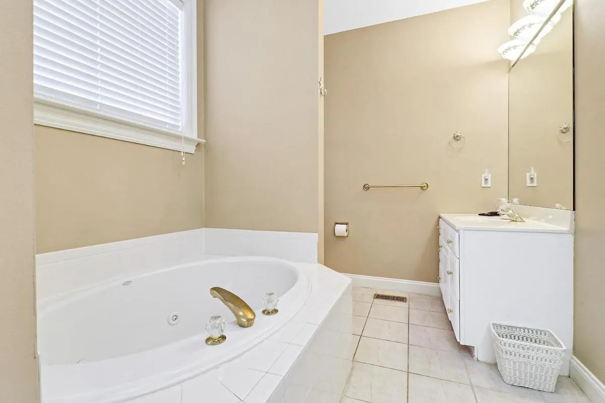 Holiday home 6 Bd 4 And One Half Bath Family Friendly With Heated Pool Just A Block To The