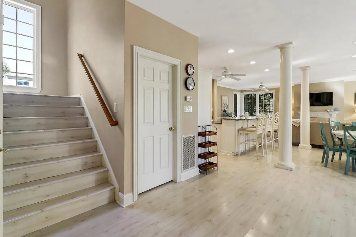 6 Bd 4 And One Half Bath Family Friendly With Heated Pool Just A Block To The Holiday home *