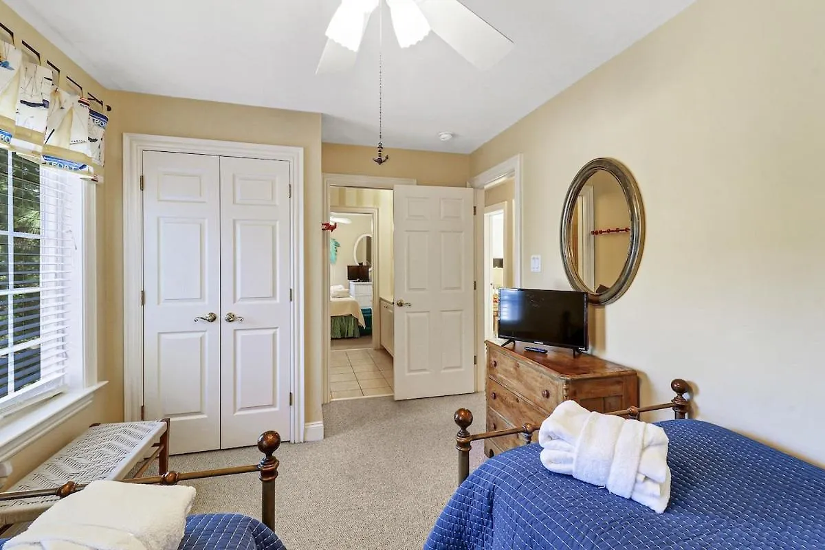 6 Bd 4 And One Half Bath Family Friendly With Heated Pool Just A Block To The Holiday home Hilton Head Island