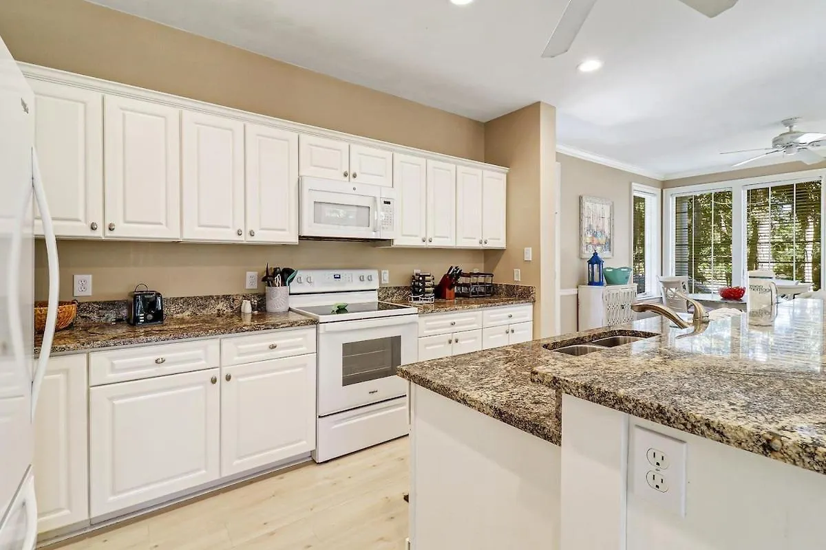 6 Bd 4 And One Half Bath Family Friendly With Heated Pool Just A Block To The *