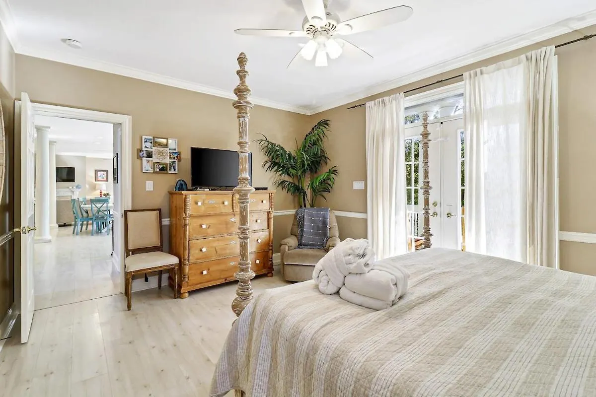 6 Bd 4 And One Half Bath Family Friendly With Heated Pool Just A Block To The