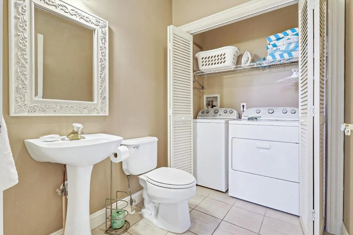 6 Bd 4 And One Half Bath Family Friendly With Heated Pool Just A Block To The Holiday home *