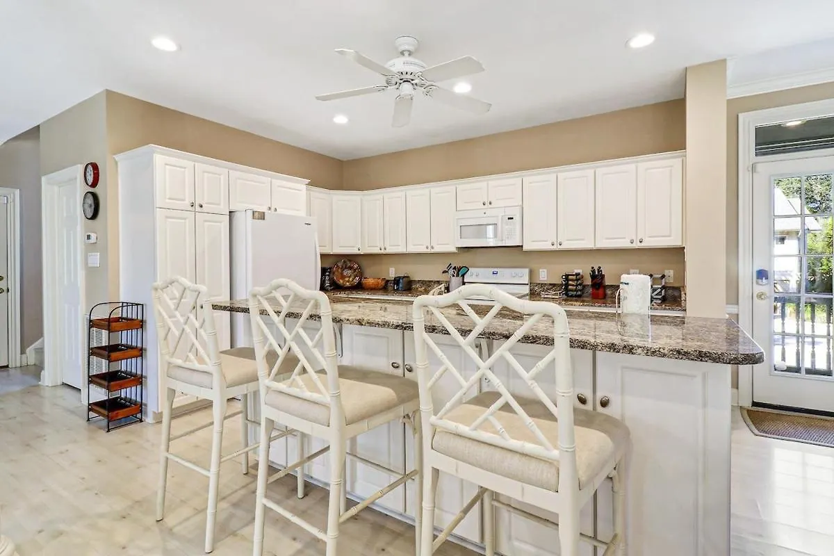 Holiday home 6 Bd 4 And One Half Bath Family Friendly With Heated Pool Just A Block To The Hilton Head Island