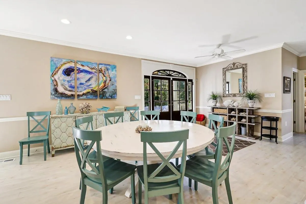 6 Bd 4 And One Half Bath Family Friendly With Heated Pool Just A Block To The