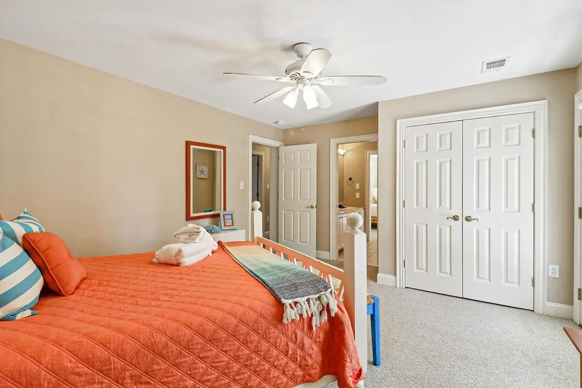 6 Bd 4 And One Half Bath Family Friendly With Heated Pool Just A Block To The Holiday home *