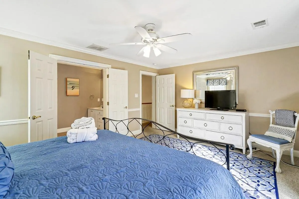 Holiday home 6 Bd 4 And One Half Bath Family Friendly With Heated Pool Just A Block To The *