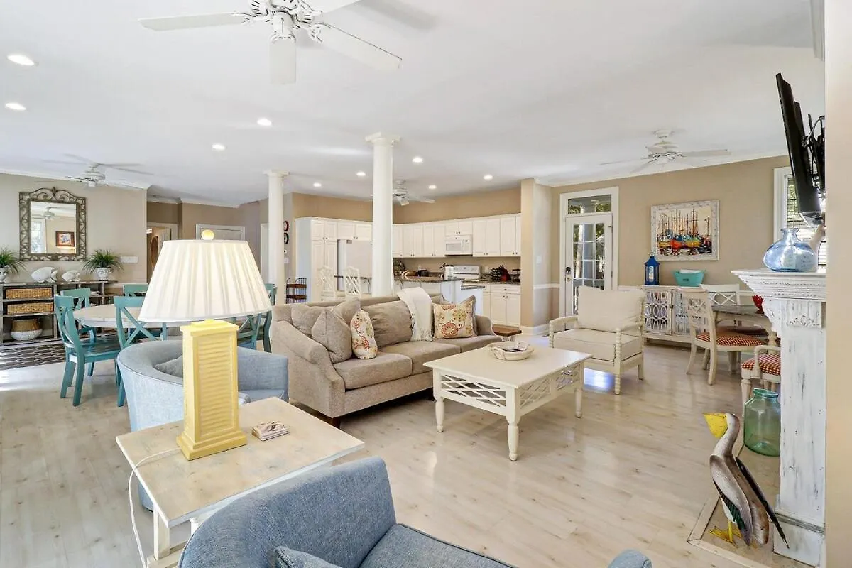 Holiday home 6 Bd 4 And One Half Bath Family Friendly With Heated Pool Just A Block To The Hilton Head Island