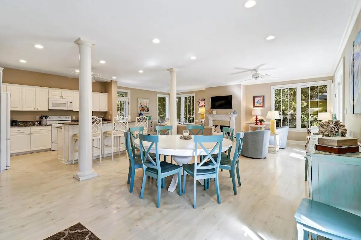 6 Bd 4 And One Half Bath Family Friendly With Heated Pool Just A Block To The Holiday home