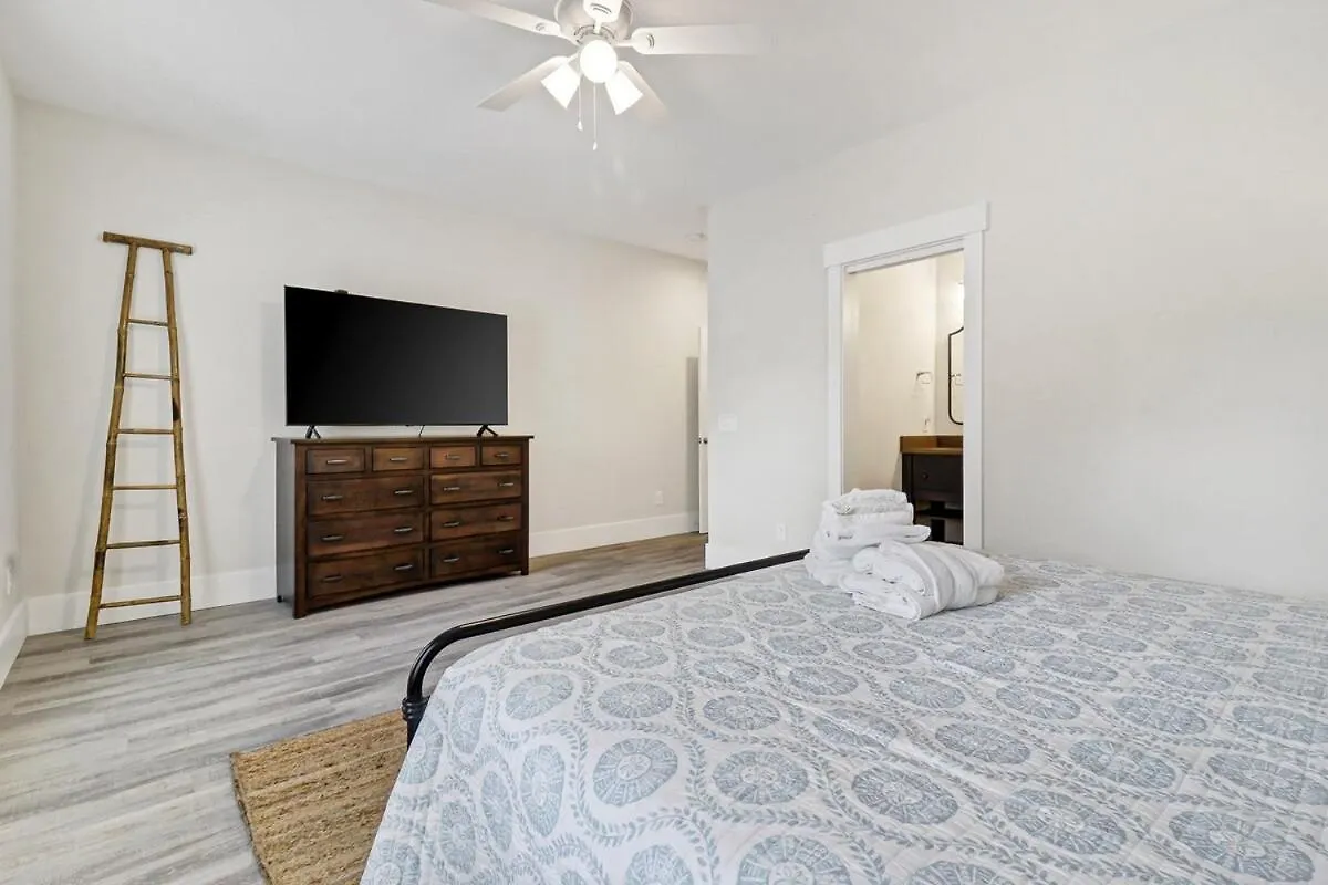 7 Bd 6 And One Half Bath With Private Pool & Path *