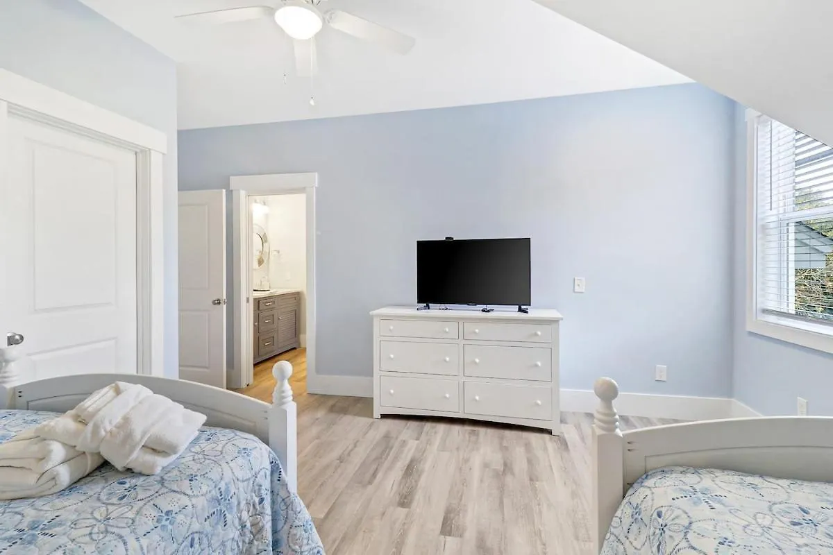 7 Bd 6 And One Half Bath With Private Pool & Path