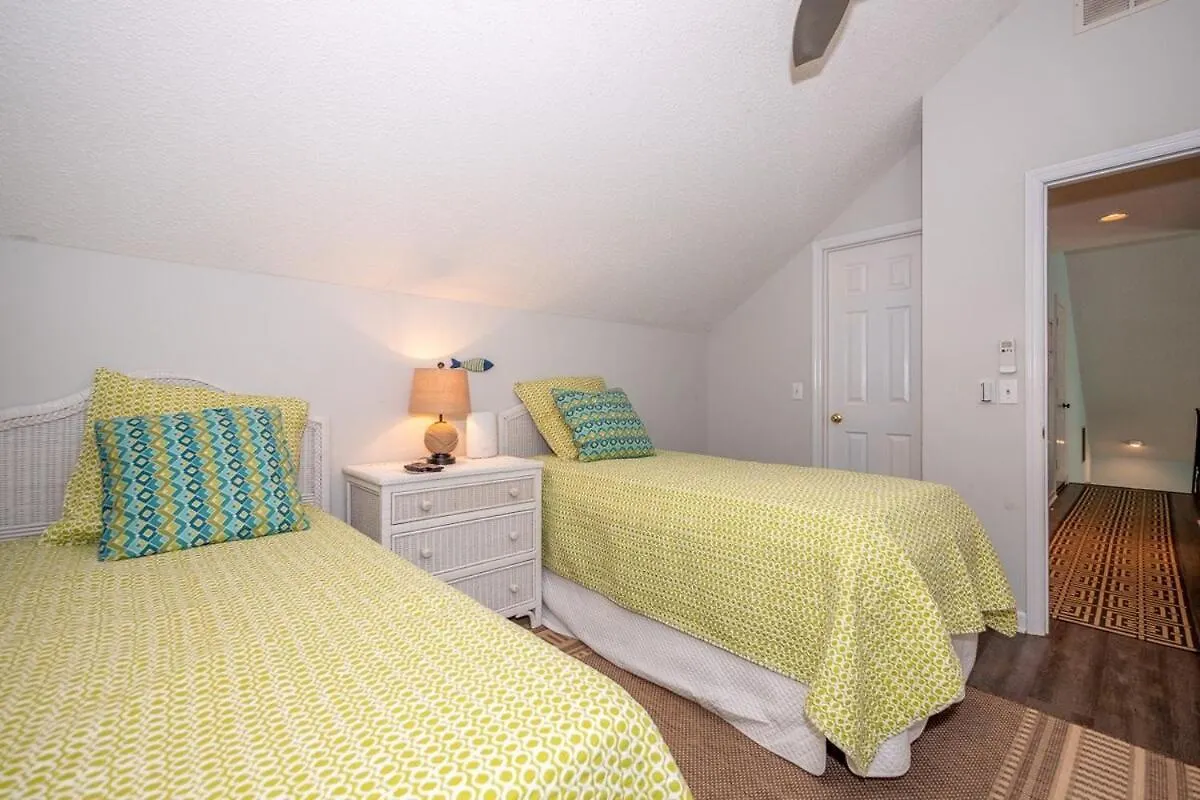 Holiday home 2nd Row 5 Bed 3 And One Half Bath Pet Friendly Ocean View House
