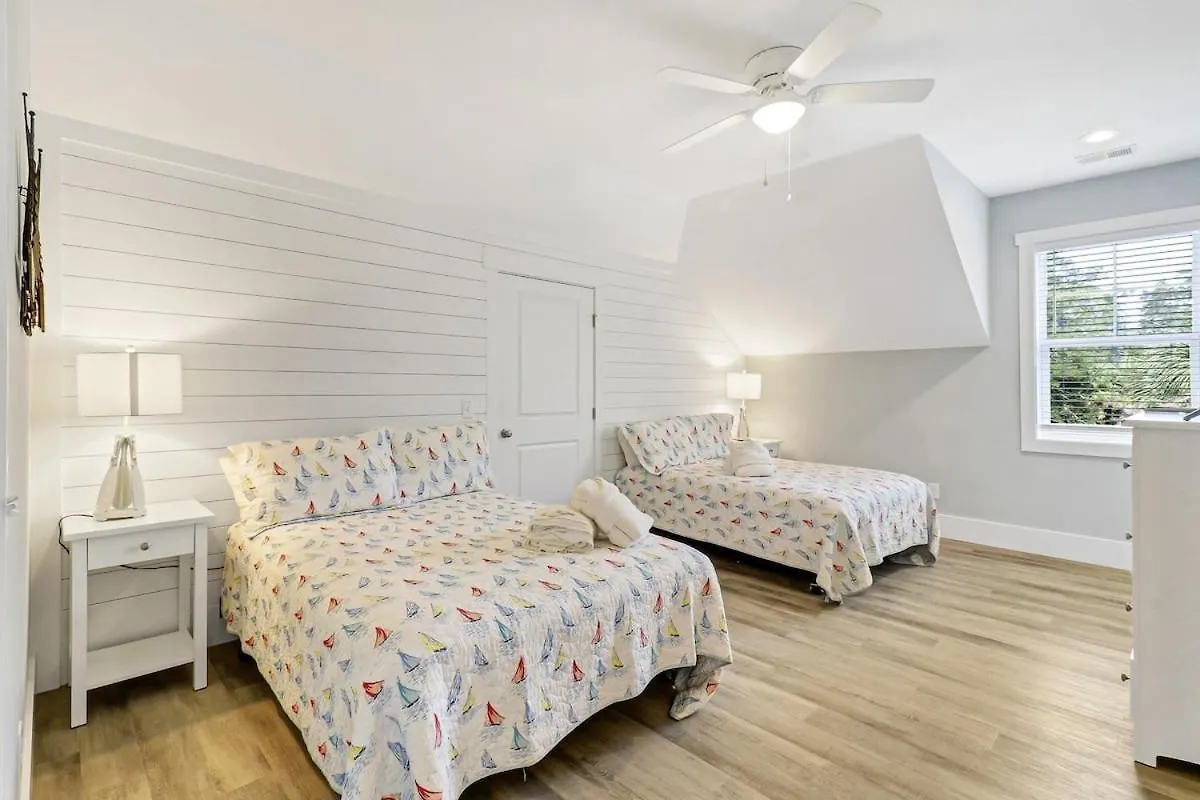 7 Bd 6 And One Half Bath With Private Pool & Path *
