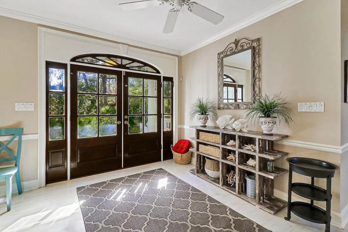 6 Bd 4 And One Half Bath Family Friendly With Heated Pool Just A Block To The *