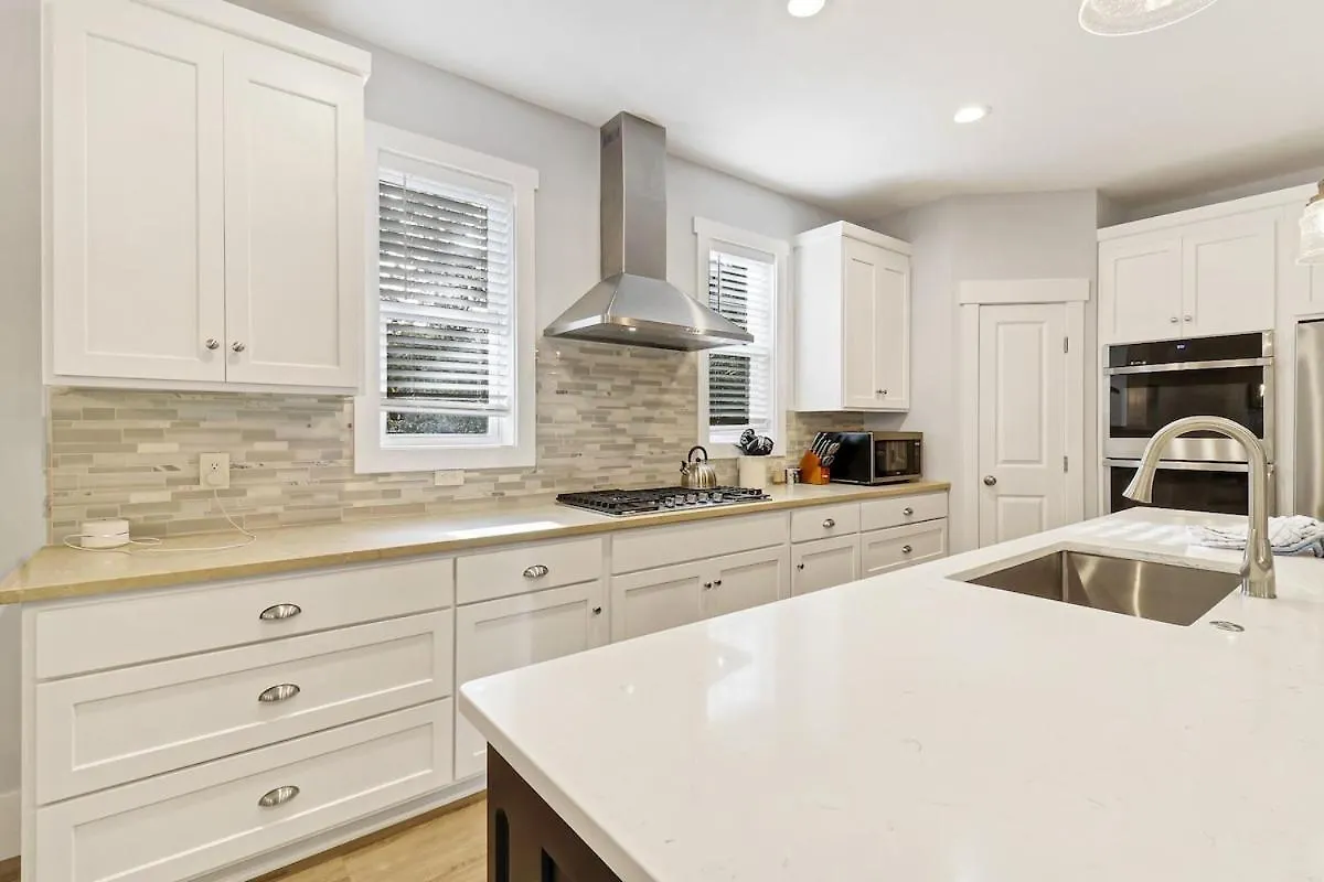 7 Bd 6 And One Half Bath With Private Pool & Path