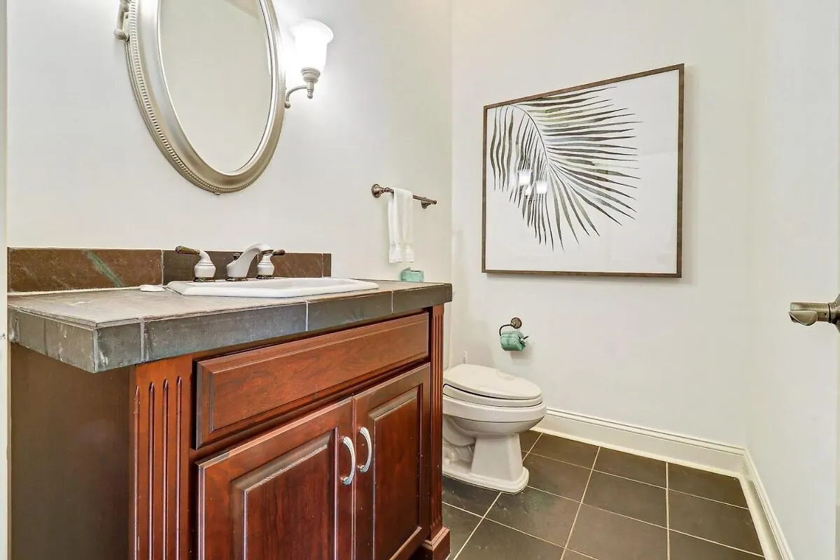 Gorgeous 7 Bed 6 & 1-2 Bath With Private Heated Pool Holiday home Hilton Head Island