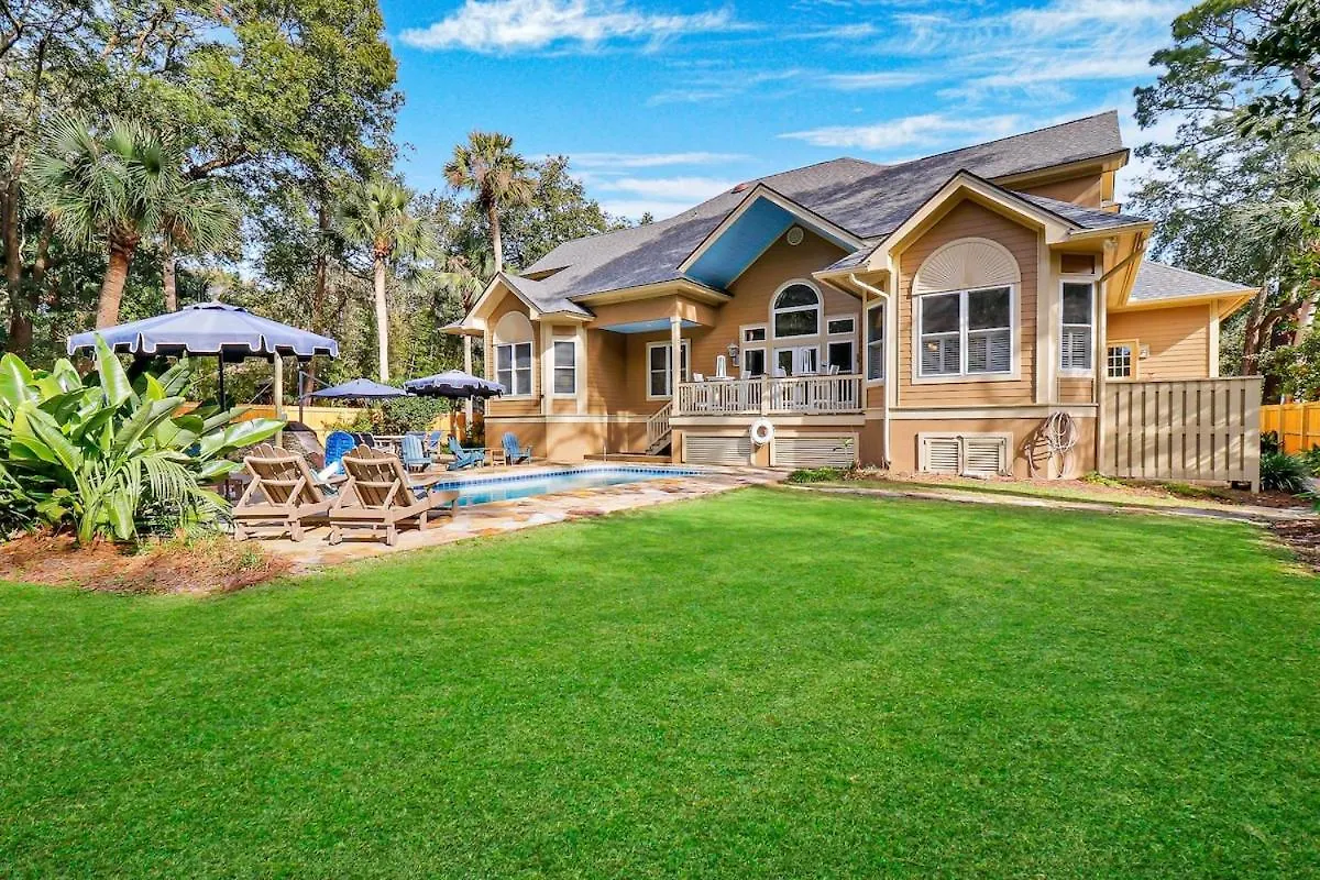 Gorgeous 7 Bed 6 & 1-2 Bath With Private Heated Pool Holiday home Hilton Head Island