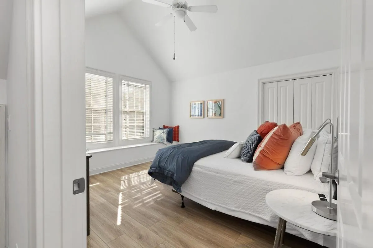 Gorgeous 7 Bed 6 & 1-2 Bath With Private Heated Pool *