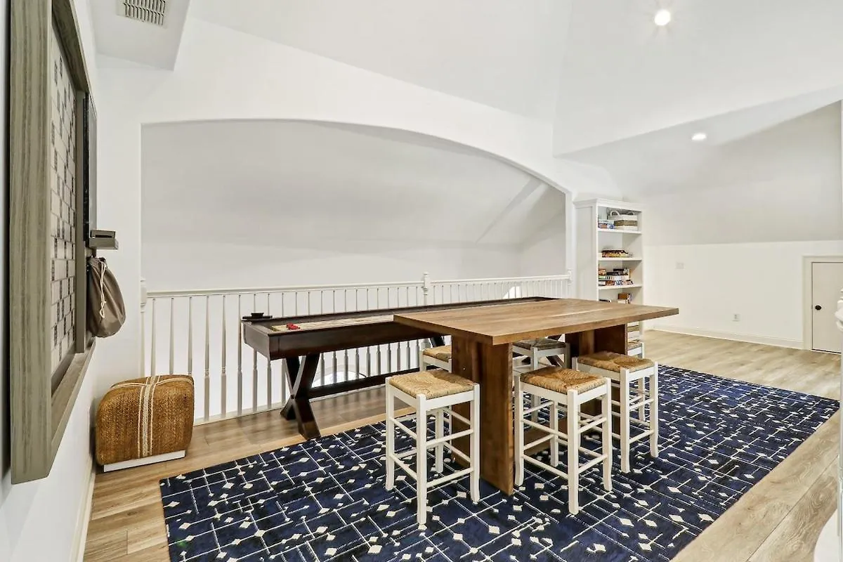Gorgeous 7 Bed 6 & 1-2 Bath With Private Heated Pool Holiday home Hilton Head Island