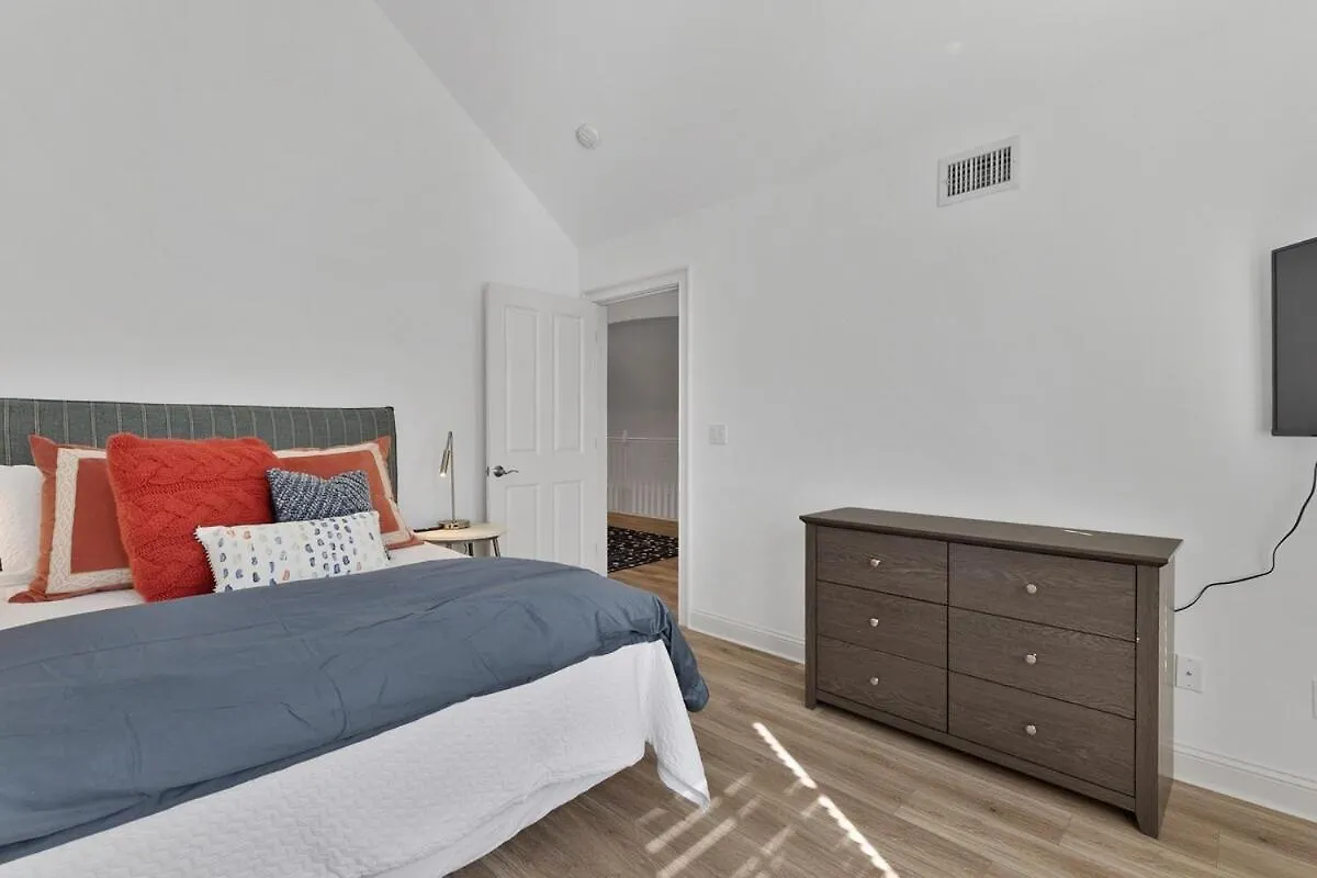Gorgeous 7 Bed 6 & 1-2 Bath With Private Heated Pool
