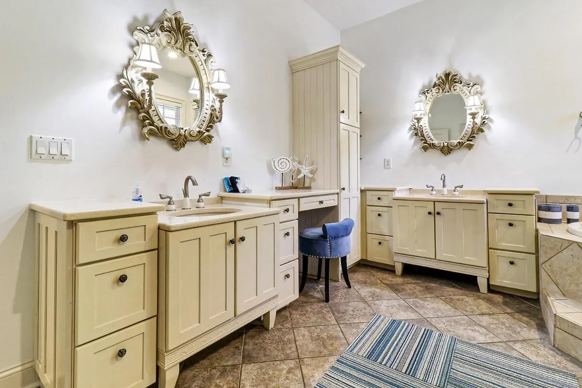 Gorgeous 7 Bed 6 & 1-2 Bath With Private Heated Pool Holiday home Hilton Head Island