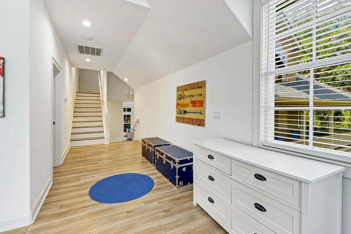 Gorgeous 7 Bed 6 & 1-2 Bath With Private Heated Pool