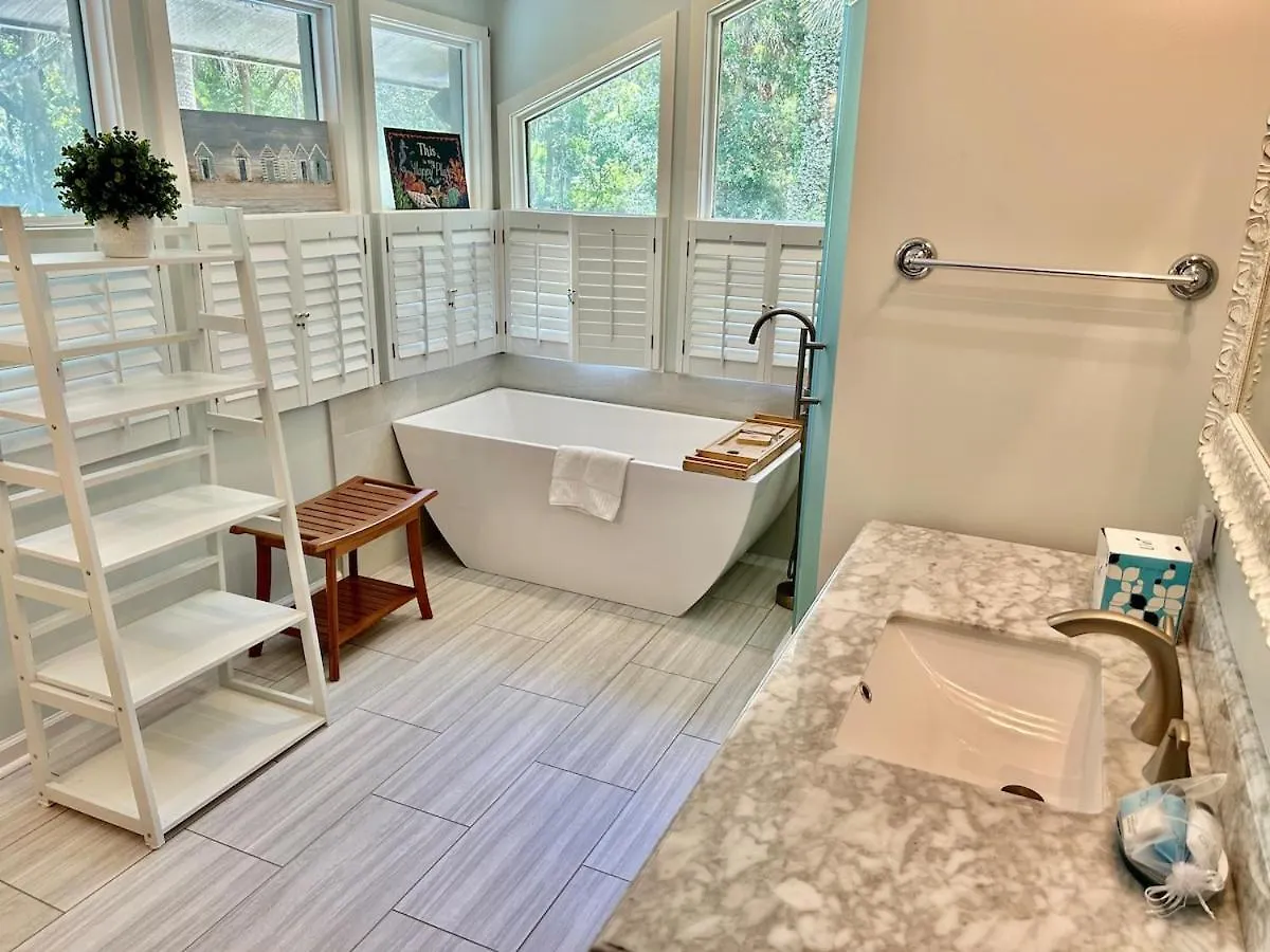 6 Bedroom 4 Bath - Private Pool Close To -hk