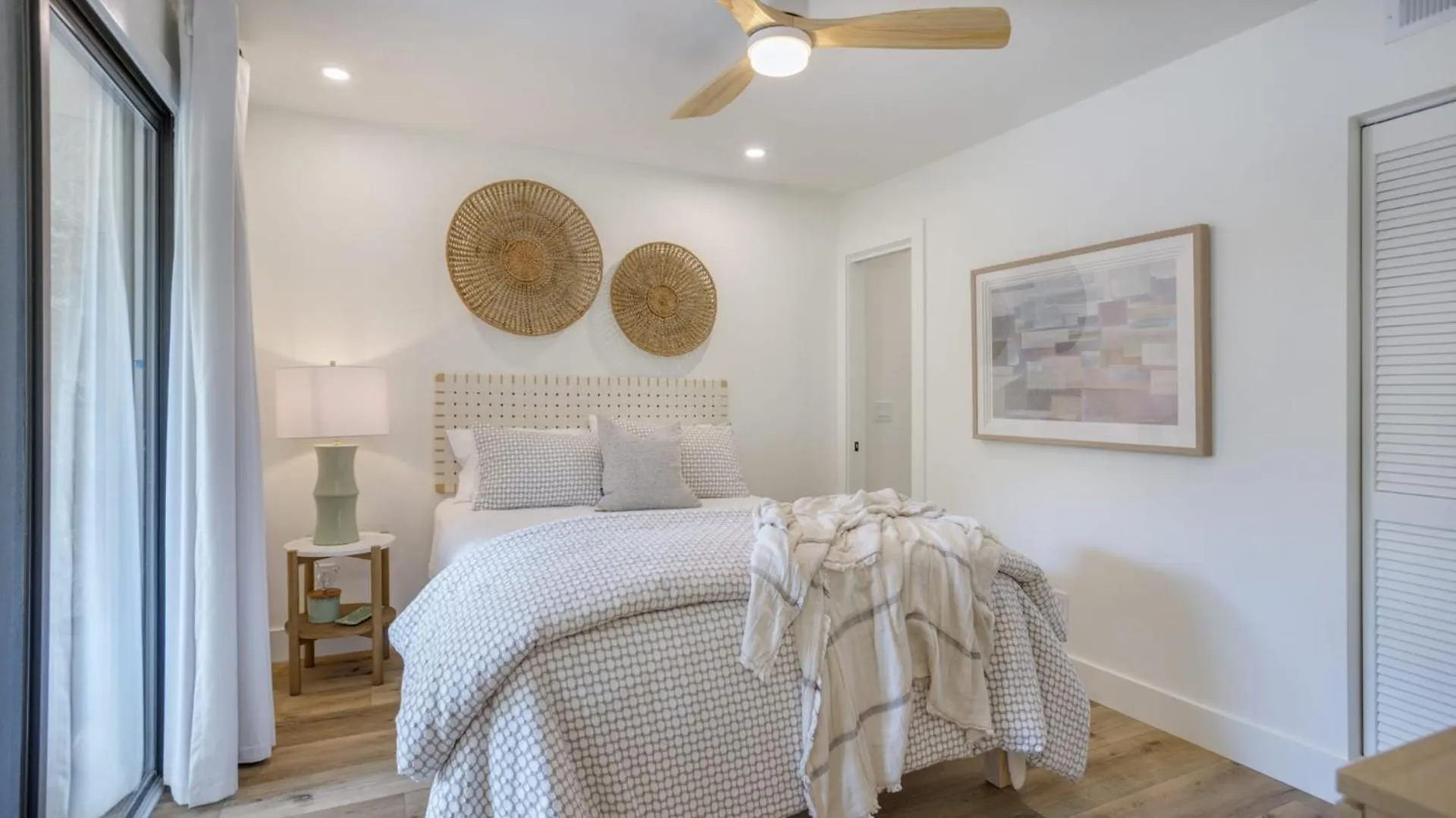 Walk To The Contemporary Coastal Fully Remodeled Spring 2024 Expansive Balcony Villa *