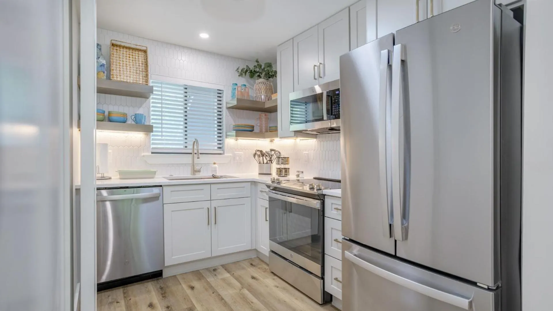 Walk To The Contemporary Coastal Fully Remodeled Spring 2024 Expansive Balcony Hilton Head Island