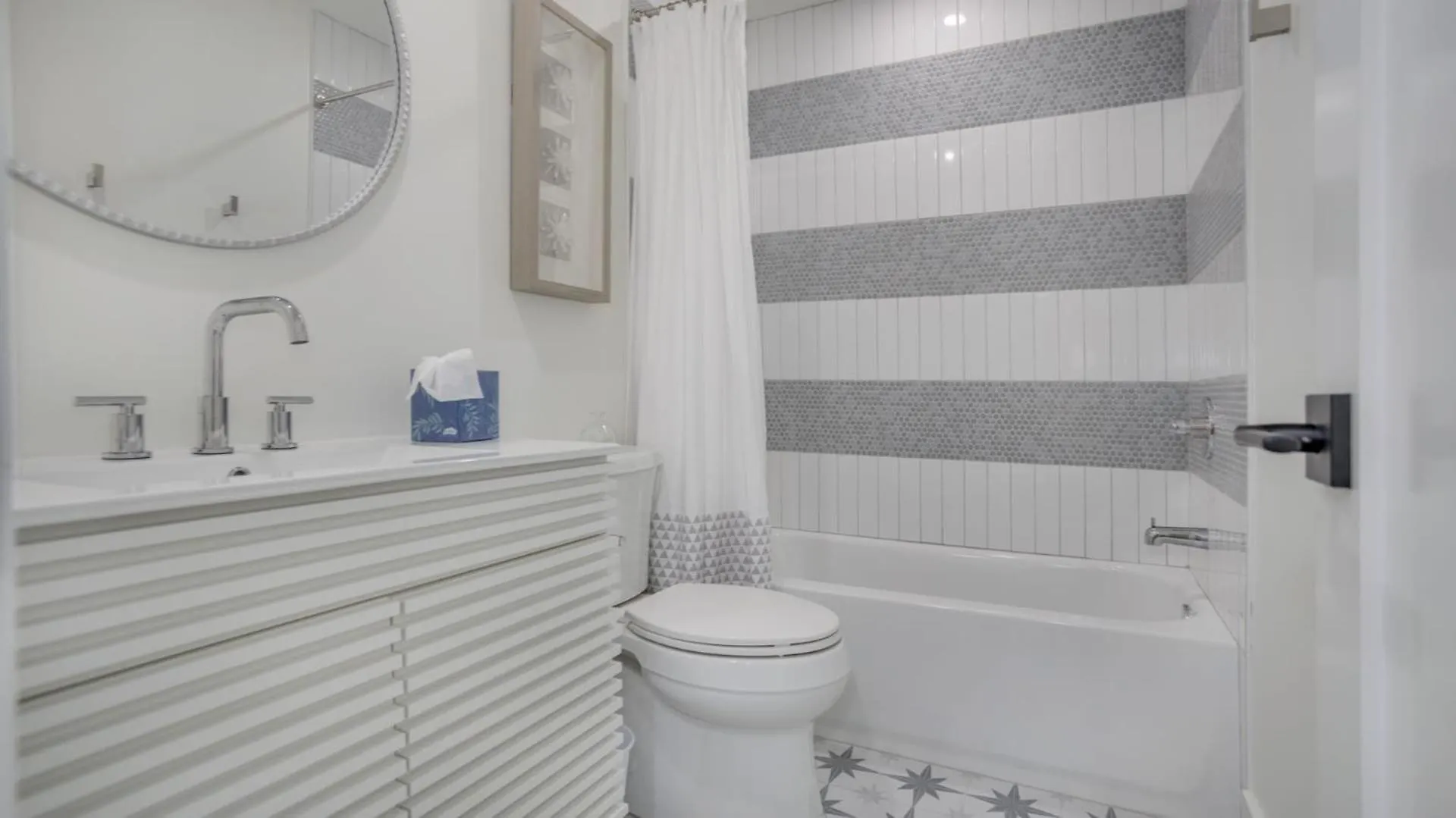 Walk To The Contemporary Coastal Fully Remodeled Spring 2024 Expansive Balcony *