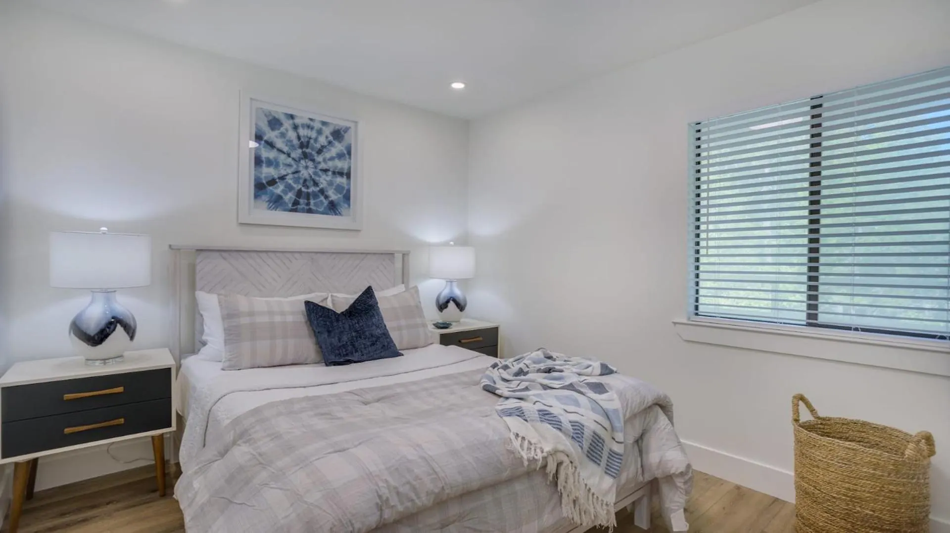Walk To The Contemporary Coastal Fully Remodeled Spring 2024 Expansive Balcony Villa