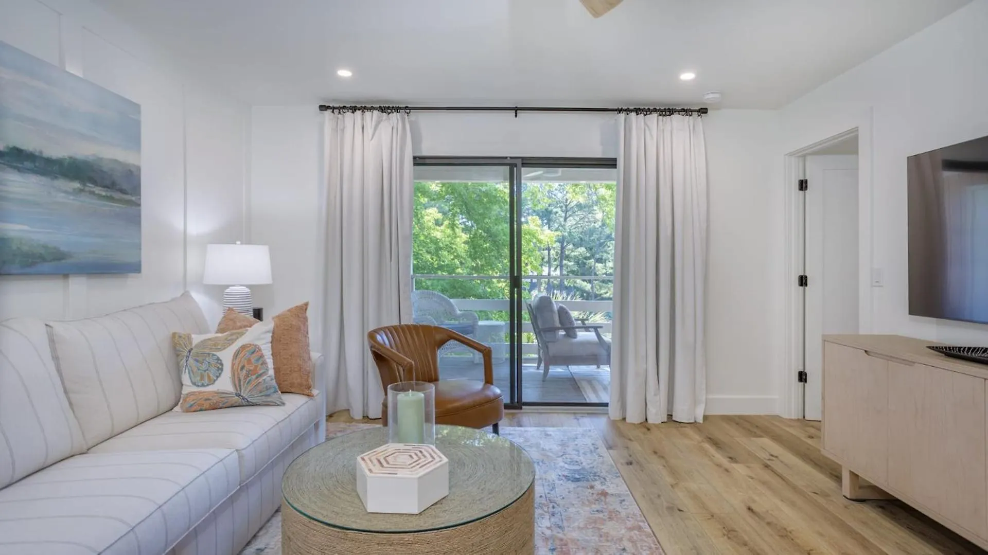 Walk To The Contemporary Coastal Fully Remodeled Spring 2024 Expansive Balcony Villa Hilton Head Island